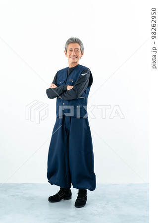 腕組みするシニア職人 98262950