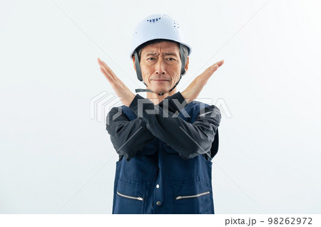 ばつ印を見せる職人 98262972