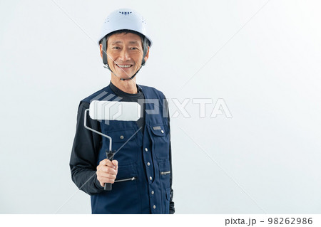 ペイントローラーを持つ職人 塗装工 塗装職人 ペイントローラーを持つ職人 塗装工 塗装職人 98262986