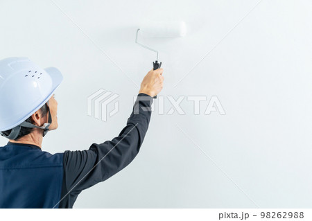 壁を塗装する職人　塗装工　塗装職人 98262988