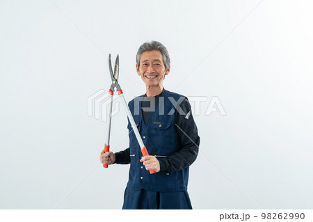 枝切り鋏を持つ職人　植木職人　庭師　造園業 98262990