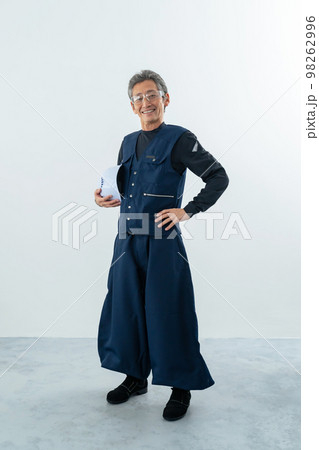 ヘルメットを持つ職人 大工 ヘルメットを持つ職人 大工 98262996