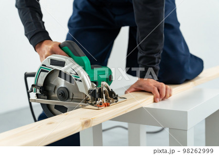 丸ノコで木材をカットする男性　大工　DIY 98262999
