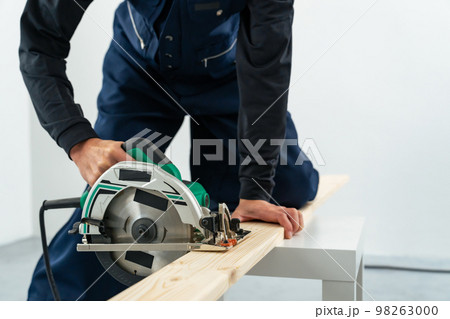 丸ノコで木材をカットする男性　大工　DIY 98263000