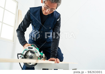 丸ノコで木材をカットする男性 大工 DIY 丸ノコで木材をカットする男性 大工 DIY 98263001