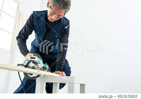 丸ノコで木材をカットする男性　大工　DIY 98263002