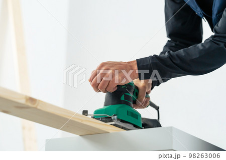 電動ヤスリで木材を研磨する男性 大工 DIY 電動ヤスリで木材を研磨する男性 大工 DIY 98263006