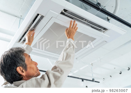 エアコンを点検する作業員 エアコンを点検する作業員 98263007