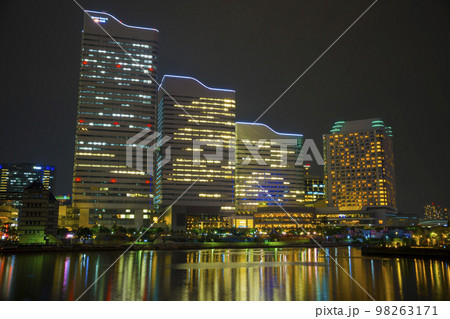 横浜みなとみらいの夜景　 98263171