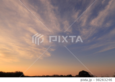 夕焼け空と夕焼け雲 夕焼け空と夕焼け雲 98263246