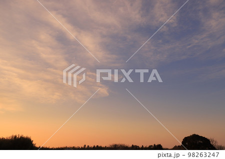 夕焼け空と夕焼け雲 夕焼け空と夕焼け雲 98263247
