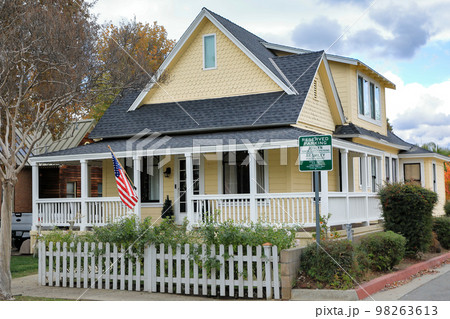 ロサンゼルス近郊のビクトリア様式の戸建て住宅 カルフォルニア州レットランズ ロサンゼルス近郊のビクトリア様式の戸建て住宅 カルフォルニア州レットランズ 98263613