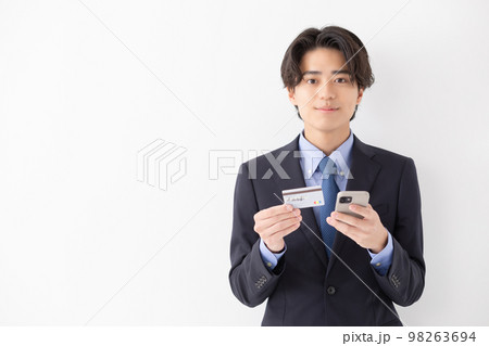 カード決済をする若い男性 スマートフォン カード決済をする若い男性 スマートフォン 98263694