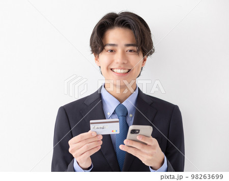 カード決済をする若い男性　スマートフォン 98263699