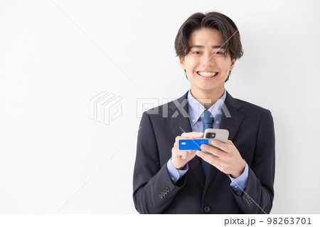 カード決済をする若い男性　スマートフォン 98263701