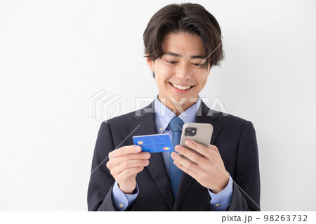 カード決済をする若い男性　スマートフォン 98263732