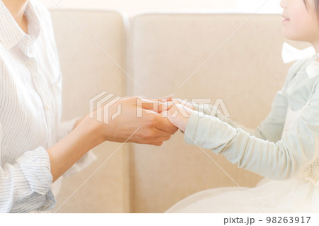 母と娘が手を繋いでいる写真 母と娘が手を繋いでいる写真 98263917