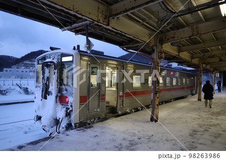 最後の冬を迎えた留萌駅で出発を待つキハ54 98263986
