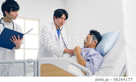 病室で診察を受ける入院患者 98264177
