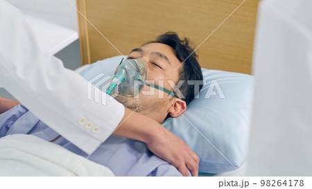 入院患者を診察する医師　集中治療室 98264178