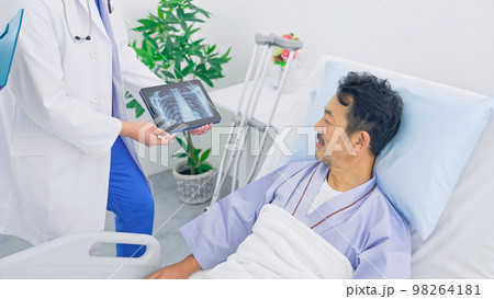 病室で患者に病状を説明する医師 98264181