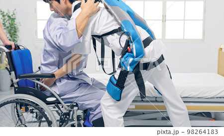 パワーアシストスーツをつけて患者を抱える看護師 移乗介助機器 パワーアシストスーツをつけて患者を抱える看護師 移乗介助機器 98264183