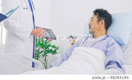 病室で患者に病状を説明する医師 98264184