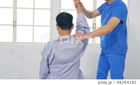 肩のリハビリ　ストレッチ　マッサージ 98264185