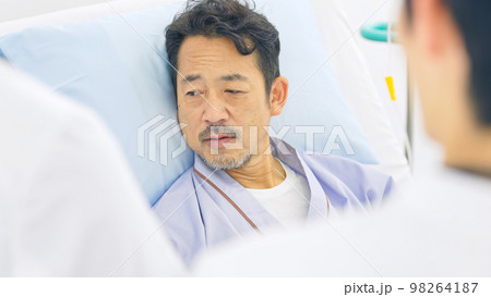 ベッドに寝る入院患者 98264187