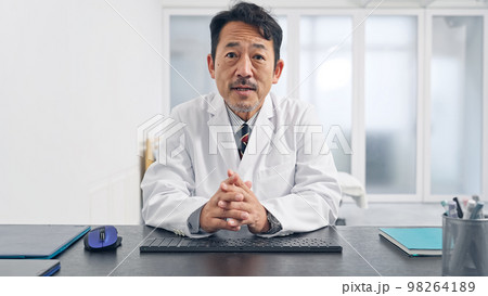 ビデオ通話で診察する医師 遠隔診療 オンライン診療 ビデオ通話で診察する医師 遠隔診療 オンライン診療 98264189