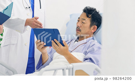病室で患者に病状を説明する医師 98264200