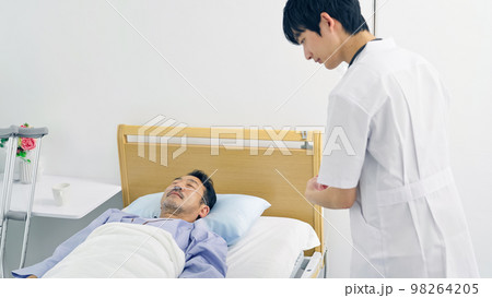 患者に点滴する看護師 98264205