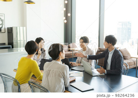 オフィスでミーティングする人々 オフィスでミーティングする人々 98264236