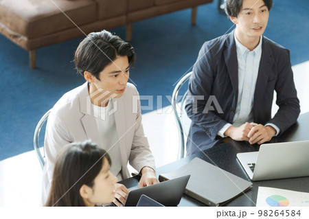 大人数の打ち合わせシーン 98264584