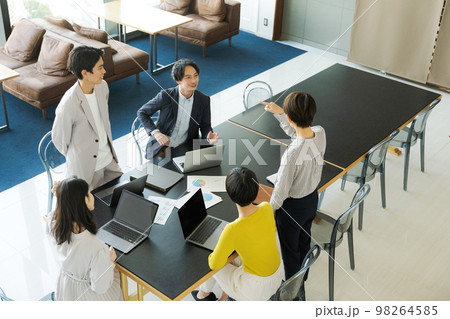 大人数の打ち合わせシーン 大人数の打ち合わせシーン 98264585