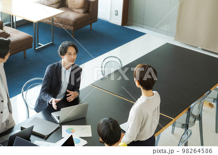 大人数の打ち合わせシーン 98264586
