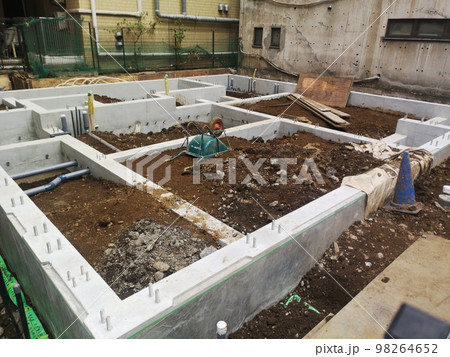 住宅の基礎工事 98264652
