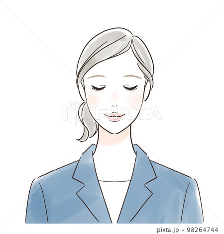 目を閉じて微笑むスーツ姿の女性 98264744