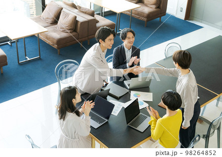 大人数の打ち合わせシーン 98264852