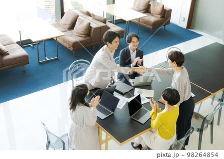 大人数の打ち合わせシーン 大人数の打ち合わせシーン 98264854