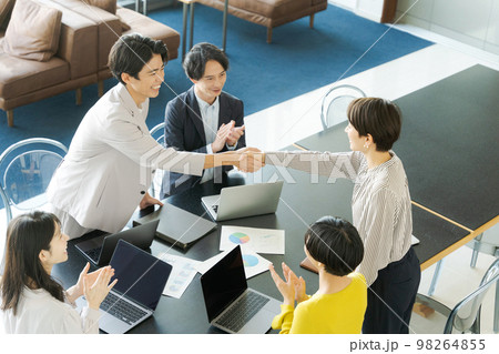 大人数の打ち合わせシーン 98264855