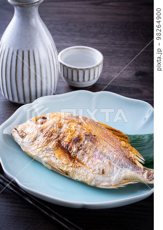 鯛の姿焼きと日本酒 98264900