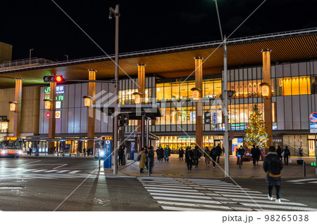 《長野県》夜の長野駅前・都市風景 《長野県》夜の長野駅前・都市風景 98265038