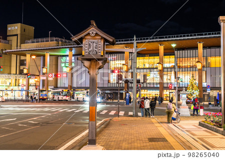 《長野県》夜の長野駅前・都市風景 《長野県》夜の長野駅前・都市風景 98265040