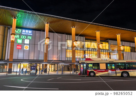 《長野県》夜の長野駅前・都市風景 98265052