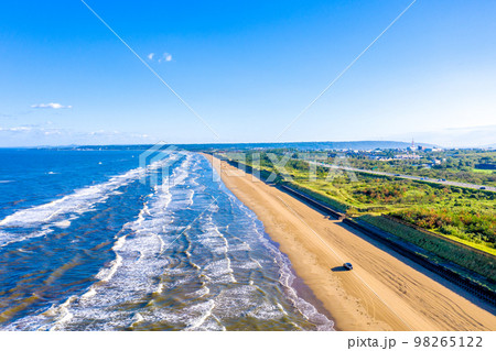 早朝の千里浜なぎさドライブウェイ、のと里山海道(背景は輪島市方向) 早朝の千里浜なぎさドライブウェイ、のと里山海道(背景は輪島市方向) 98265122