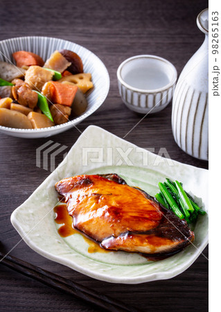鰤の照り焼きと日本酒 98265163