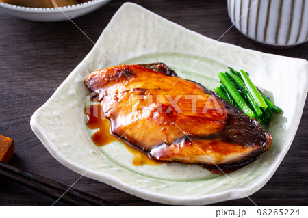 鰤の照り焼き 98265224