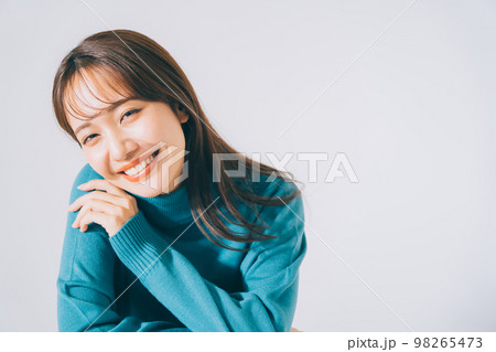 青いニットを着た女性 98265473