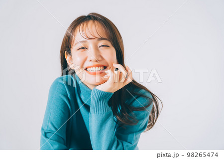 青いニットを着た女性 青いニットを着た女性 98265474